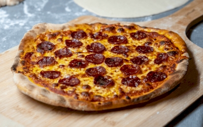 Resep Pizza Pepperoni dan Daging Iris